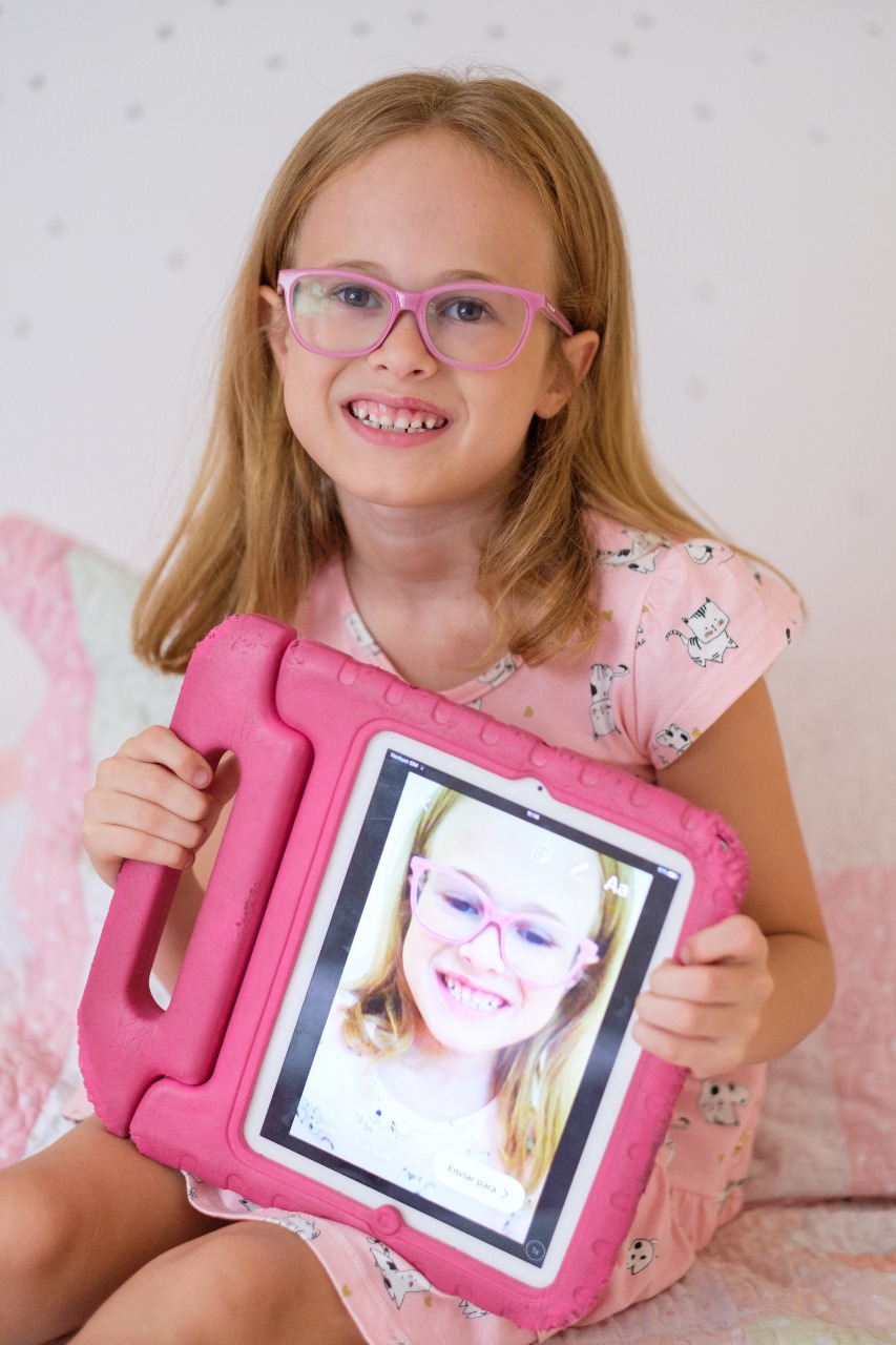 Timidez Infantil Timidez Insegurança. Uma Criança Indefesa Procura Apoio De  Um Pai. Garotinha Linda Escondida Atrás Imagem de Stock - Imagem de  feriado, felicidade: 279434879