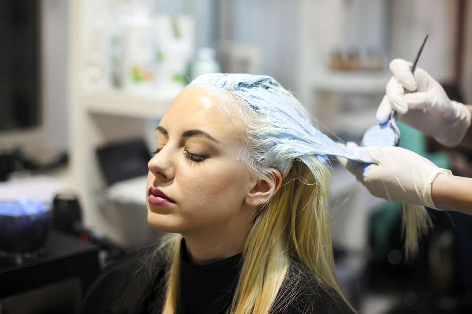 mulher-pintando-o-cabelo.jpg (40 KB)