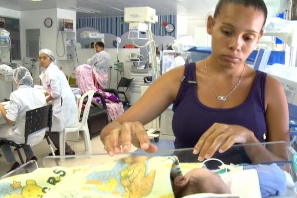 Lucilene Guimarães Moreira, 22 anos, mãe de Cauane Vitória, que nasceu com microcefalia e precisou passar os primeiros meses de vida na UTI neonatal | Imagens/TV Brasil