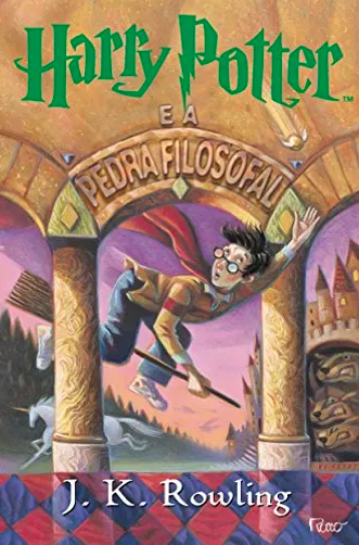 Capa do livro Harry Potter e a Pedra Filosofal, de J K Rowling, mostra o personagem da história voando com uma vassoura entre as pernas. O livro está entre os 10 clássicos da literatura infantil que marcaram época, nas últimas dez décadas