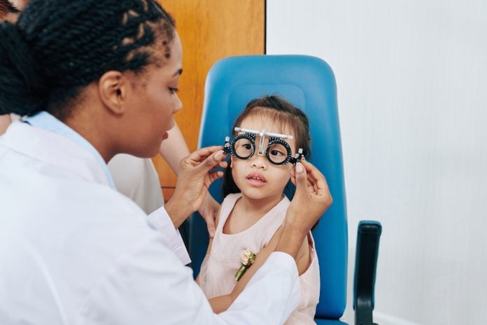 Problemas visuais relacionados ao cérebro podem afetar 1 a cada 30 crianças; ofatalmologista examina olhos da criança