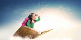 Imagem mostra menina sob as nuvens voando em cima de um livro antigo com a mão acima dos olhos olhando para longe. A matéria fala dos 10 clássicos da literatura infantil que marcaram época, nas últimas dez décadas