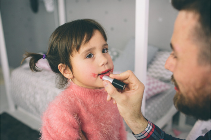 Maquiagem infantil: brincadeira de criança ou adultização precoce?