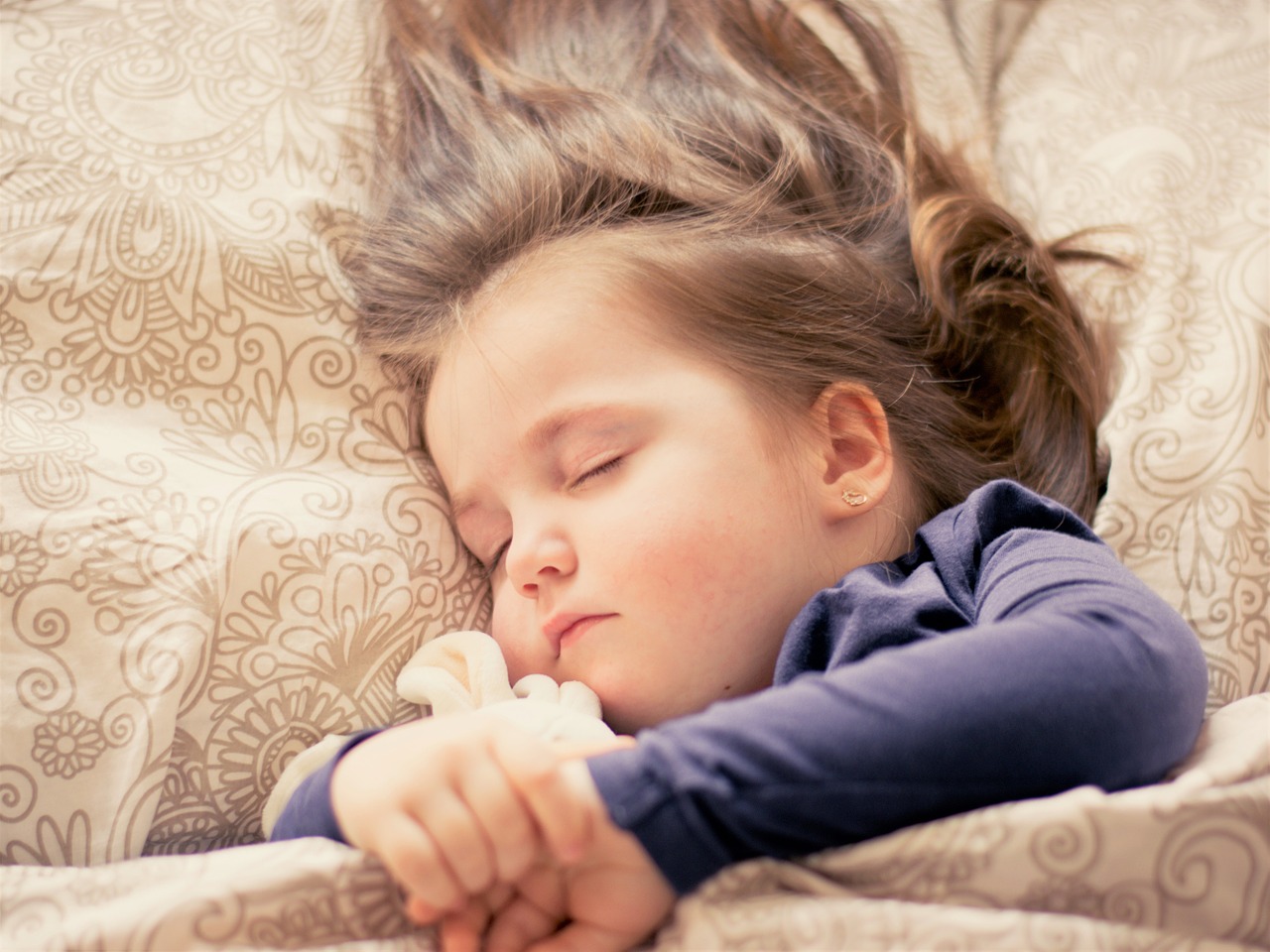 Como podemos ajudar o nosso filho de 2 anos a dormir sozinho na