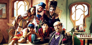 Elenco do Castelo Rá-Tim-Bum vestidos como seus personagens no cenário da série.
