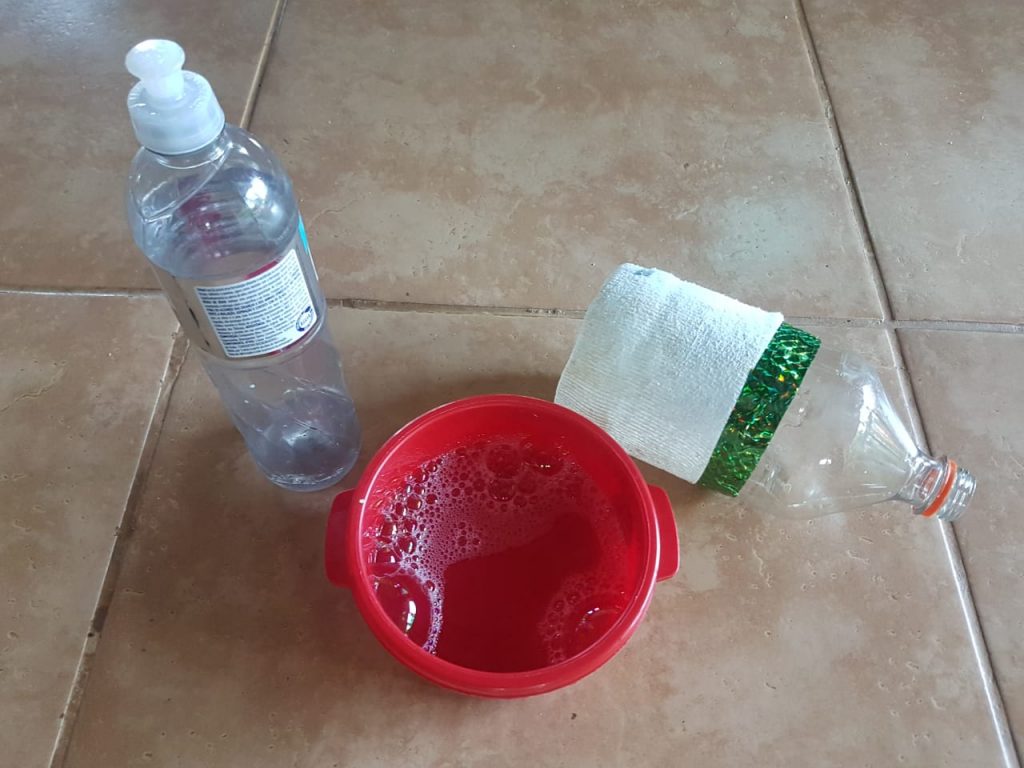 Materiais necessários para fazer o brinquedo reciclado: garrafa pet cortada ao meio, água e detergente