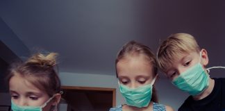 Imagem mostra três crianças usando máscaras e ilustra matéria que fala se crianças devem usar máscaras caseiras ou não.