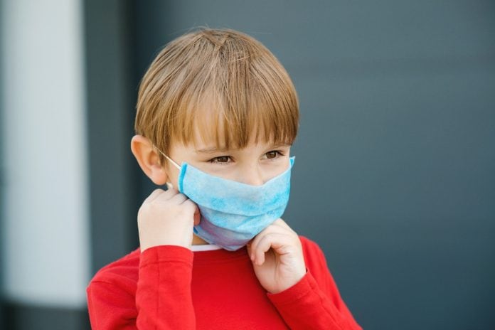 O que pais podem fazer para dobrar crianças que se recusam a usar máscara?