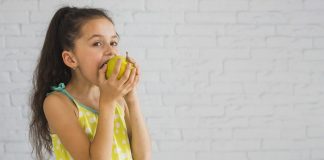 Criança comendo: alimentação das crianças na quarentena não deve ser descuidada.