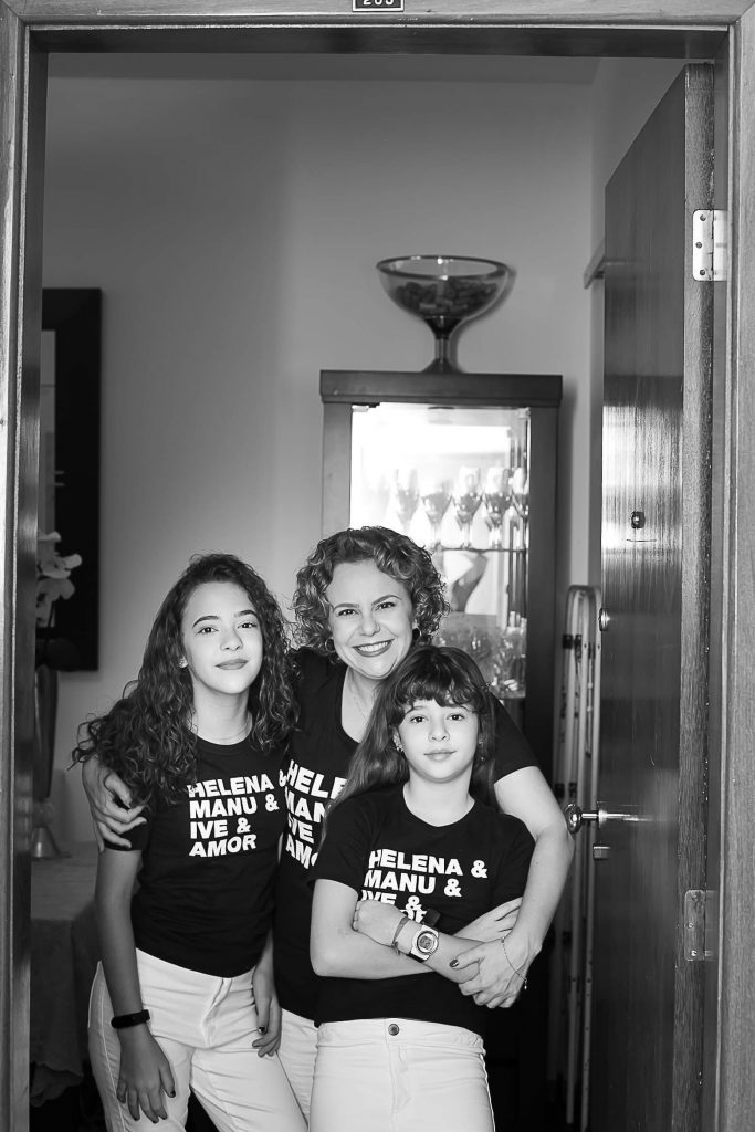 Mãe e filhas posam na porta de casa para fotógrafa que fez homenagem no Dia das Mães.