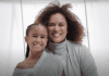A educadora parental Elisama Santos e a filha em campanha do Dia das Mães para 2022