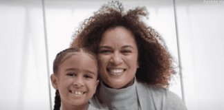 A educadora parental Elisama Santos e a filha em campanha do Dia das Mães para 2022