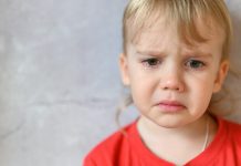 As palmadas que mais doem e fazem as crianças chorar, como nesta imagem em que uma criança loirinha tem cara de choro,podem funcionar a curto prazo mas são sinal de descontrole dos pais