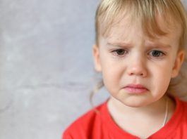 As palmadas que mais doem e fazem as crianças chorar, como nesta imagem em que uma criança loirinha tem cara de choro,podem funcionar a curto prazo mas são sinal de descontrole dos pais