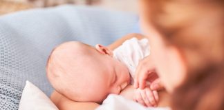 Imagem mostra bebê sendo amamentado. Doação de leite materno para bebês prematuros é essencial para ajudá-los a ter um crescimento saudável.