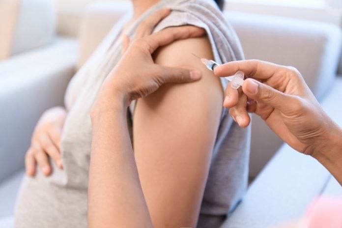 Prazo de vacinação contra a gripe para crianças e gestantes, como a da foto que está sendo vacinada, foi estendido.