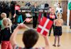Retorno às escolas na Dinamarca, como mostra imagem de uma escola em Aalborg com alunos na entrada segurando bandeira de seu país, não aumentou casos de Covid-19