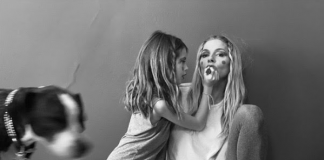 Em edição da revista Vogue, profissionais da própria revista e celebridades mostrarão seu dia a dia na quarentena, como nesta foto, em que a atriz Sienna Miller aparece sentada no chão sendo maquiada pela filha.