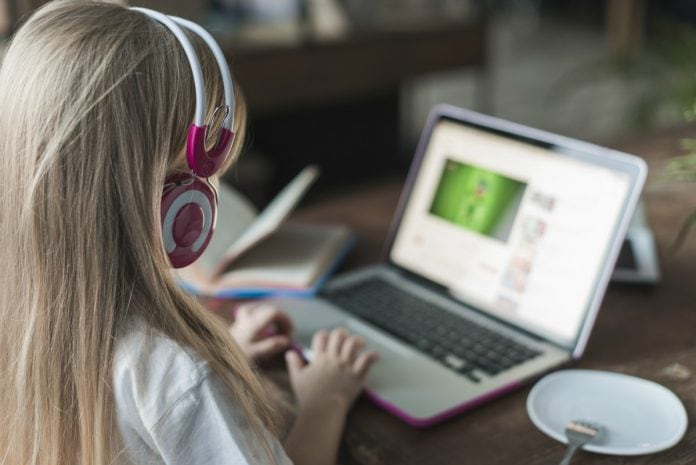 Relação das crianças com as telas, como mostra esta imagem em que menina estuda no computador, é o foco de série de vídeos feitos pelo Instituto Alana.
