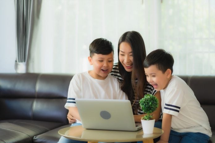 Mãe e crianças olham o computador; imagem ilustra matéria sobre webinários com brincadeiras educativas para a quarentena.
