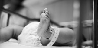 Pode ser visto o pezinho de um bebê, que está em um hospital; imagem ilustra matéria sobre mãe que vê bebê que está na UTI por videochamada.
