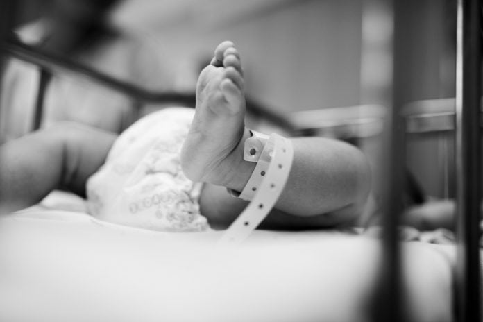 Pode ser visto o pezinho de um bebê, que está em um hospital; imagem ilustra matéria sobre mãe que vê bebê que está na UTI por videochamada.