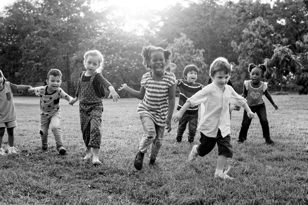 A campanha do Unicef “Por uma infância sem racismo” criada em 2010 ainda se mostra atual para falar da necessidade de uma mobilização social para assegurar o respeito à diversidade étnica e racial desde a infância.