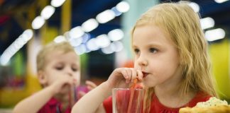 O adoçante tem sido cada vez mais consumido por crianças e as bebidas, como mostra esta imagem, em que uma garota loira toma um suco e come um pedaço de esfiha, são a maior fonte de consumo