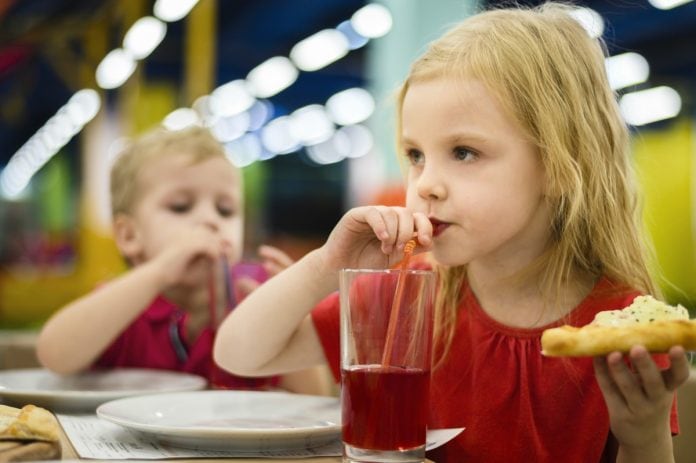 O adoçante tem sido cada vez mais consumido por crianças e as bebidas, como mostra esta imagem, em que uma garota loira toma um suco e come um pedaço de esfiha, são a maior fonte de consumo
