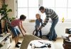 Filhos responsáveis devem aprender com os pais a ajudar nas tarefas da casa, como nessa imagem que os dois irmãos ajudam o pai a limpar a sala