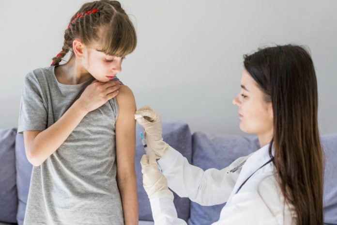 Vacina contra HPV: adolescentes devem ser imunizados contra esse vírus que pode causar um câncer; na imagem, menina é vacinada por profissional de saúde