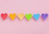 Como falar sobre questões LGBT com as crianças é importante para que possam lidar com os fatos da vida. Nesta imagem, seis corações coloridos simbolizam as cores do movimento LGBT