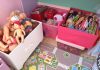 Guardar os brinquedos em caixas organizadoras, como se vê na imagem, separando os objetos por tipo carrinhos, bonecas etc. – facilita que sejam encontrados pelas crianças