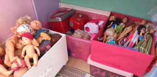 Guardar os brinquedos em caixas organizadoras, como se vê na imagem, separando os objetos por tipo carrinhos, bonecas etc. – facilita que sejam encontrados pelas crianças