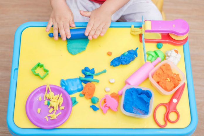 Brincadeiras com massinhas, como essas coloridas que se vê na imagem, estão entre as atividades mais procuradas pelas crianças