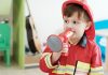 Plano de fuga feito por bombeiros do Distrito Federal visa orientar crianças, como essa da foto que brinca de bombeiro, quanto ao que fazer em caso de incêndios em casa