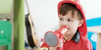 Plano de fuga feito por bombeiros do Distrito Federal visa orientar crianças, como essa da foto que brinca de bombeiro, quanto ao que fazer em caso de incêndios em casa