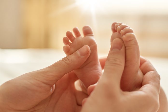 Projeto de lei que amplia o teste do pezinho foi aprovado no Senado; mãos adultas seguram pés de bebê
