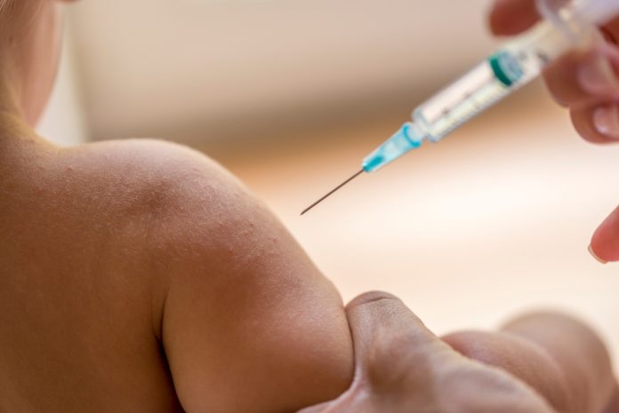 Bebê sendo vacinado; imagem ilustra matéria sobre Dia da Vacina BCG.