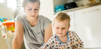 Mãe brinca com filho em casa, em ilustração à matéria sobre pesquisa que indica grupos mais afetados psicologicamente pela pandemia no Reino Unido.