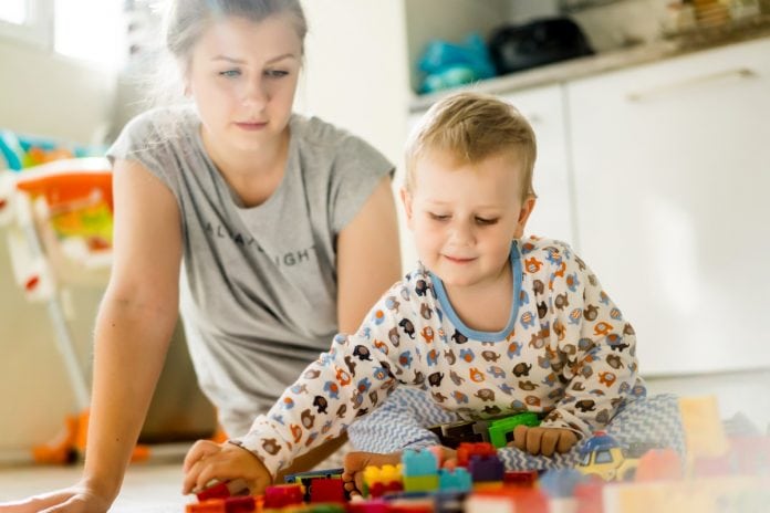 Mãe brinca com filho em casa, em ilustração à matéria sobre pesquisa que indica grupos mais afetados psicologicamente pela pandemia no Reino Unido.