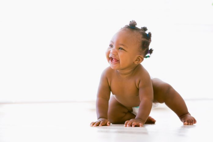 Bebê em imagem usada para ilustrar matéria sobre saltos desenvolvimento dos bebês.
