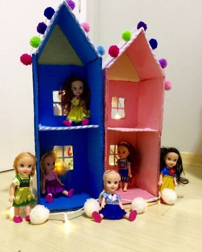 Casinha de boneca reciclável – aproveite caixas de papelão para fazer uma casinha colorida como essas duas da imagem, em azul e rosa