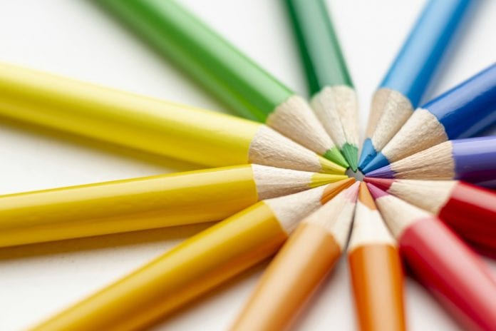 A diversidade de ideias, representada nesta imagem pelas diferentes cores dos lápis, é fundamental: no século XXI é permitido discordar, se expressar e escolher.