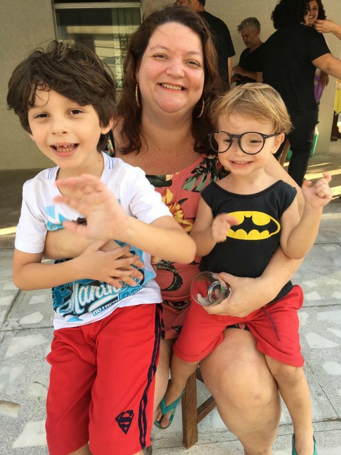 Levar os filhos na escola logo que reabrirem não é um consenso, mães dizem ter receio de que as crianças adoeçam ou transmitam a covid-19 para outras pessoas; imagem mostra lápis de co, lousa preta, lupa e outros materiais escolares.