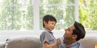 Pai e filho se olham; imagem ilustra matéria sobre como ouvir mais os filhos.