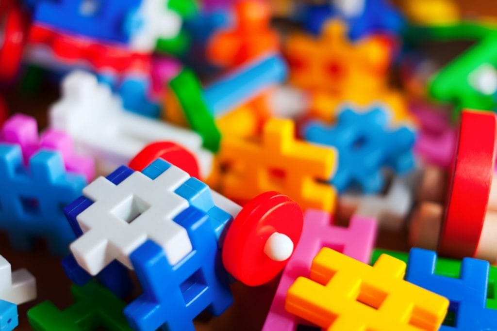 Brinquedos de plástico coloridos, no formato de cerquilhas; imagem ilustra matéria sobre riscos de brinquedos de plástico.