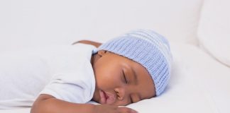 Bebê dormindo; imagem ilustra matéria sobre sono do bebê.