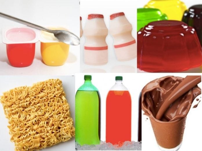 6 alimentos que não devemos oferecer às crianças 6 alimentos que não devemos oferecer às crianças; na imagem, se vê petit suisse, salsicha, refrigerante, macarrão instantâneo, leite fermentado e gelatina colorida