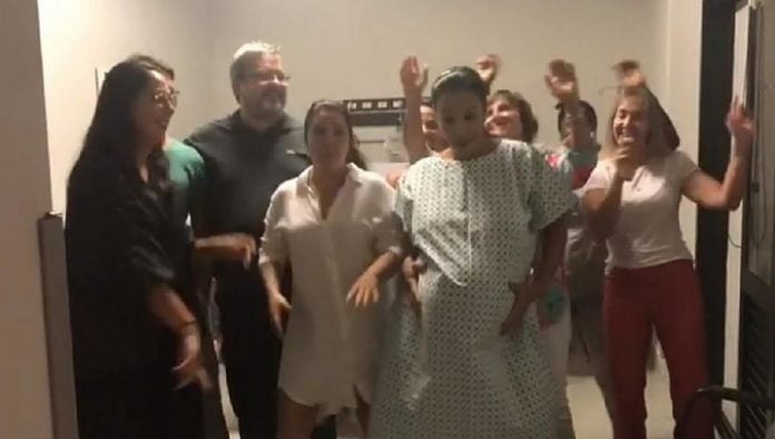 Grávidas dançam em hospital antes de dar à luz; imagem ilustra matéria sobre dança na hora do parto.